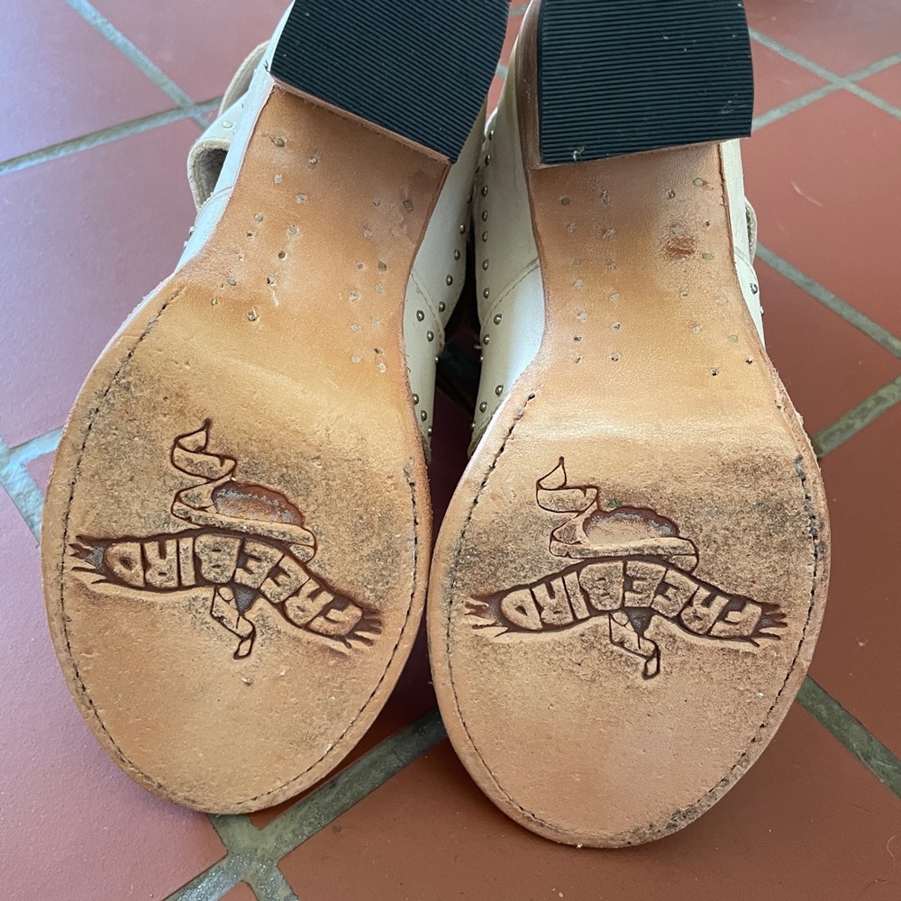 FreeBird by Steven Brandy Size 7 in Bone Leather Excellent Condition - Picture 2 of 3